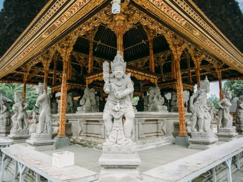 발리의 신성한 정화의 샘, 띠르따 음뿔(TIRTA EMPUL)의 온천