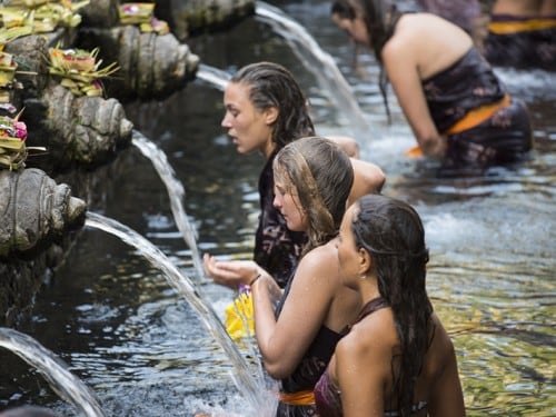 발리의 신성한 정화의 샘, 띠르따 음뿔(TIRTA EMPUL)의 온천