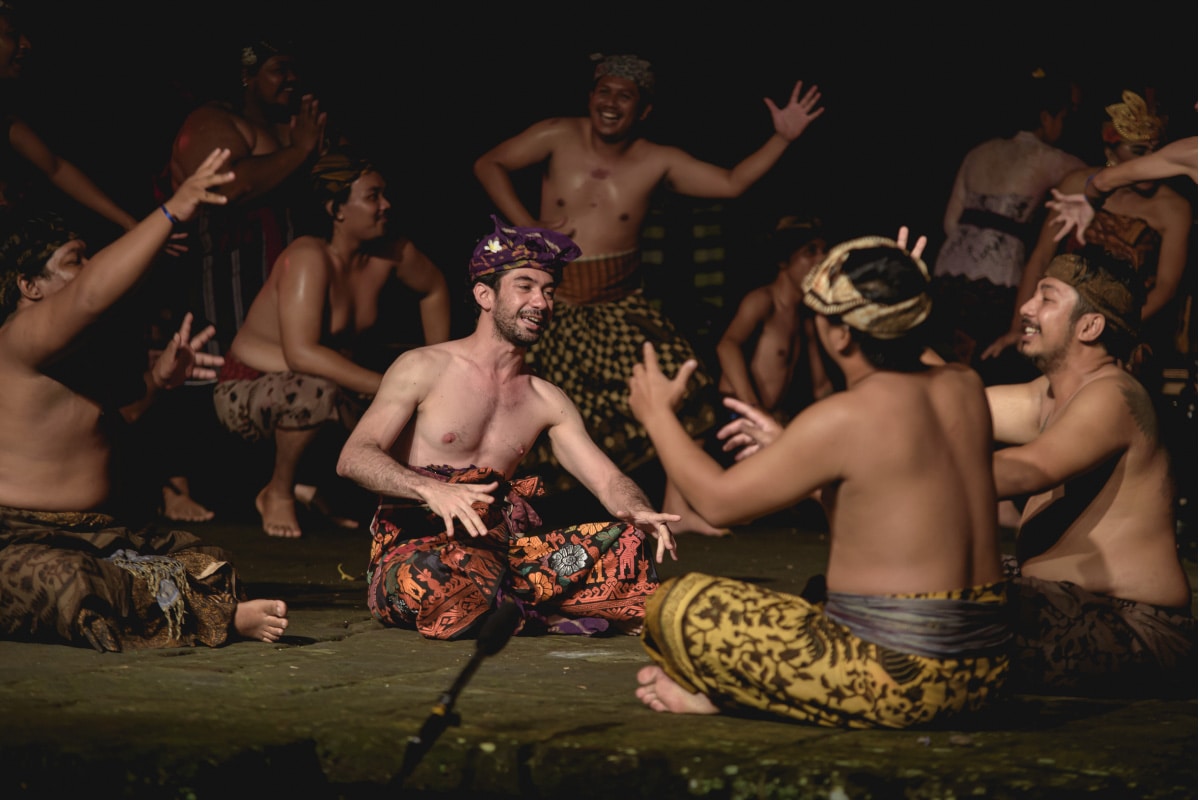 Reza Rahadian berperan sebagai karakter bernama Umbara