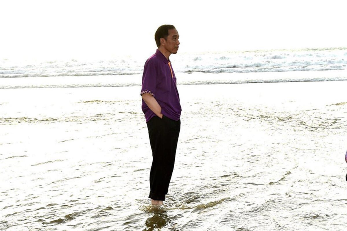 Strolling relaxingly on the Shore of Kuta Beach, President Jokowi Assured that Bali is Safe to Visit